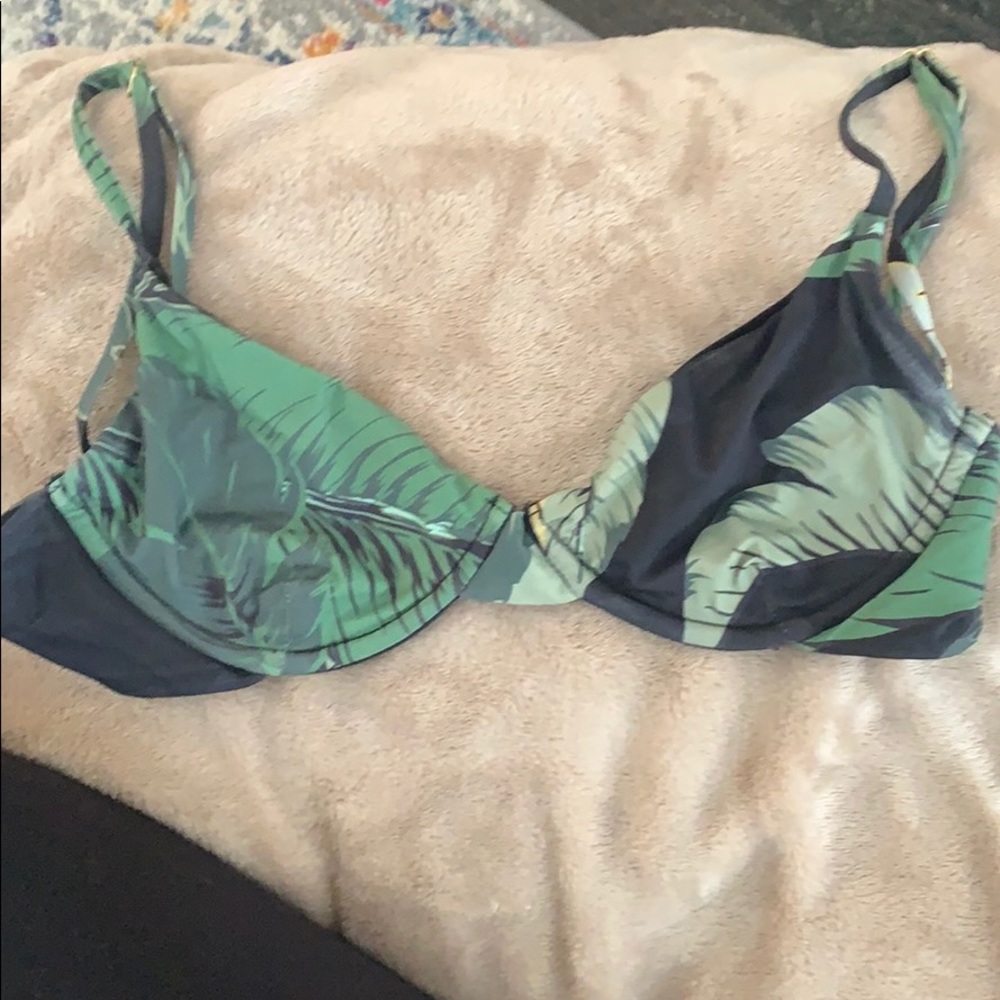 Green leaf bikini top. Size M.